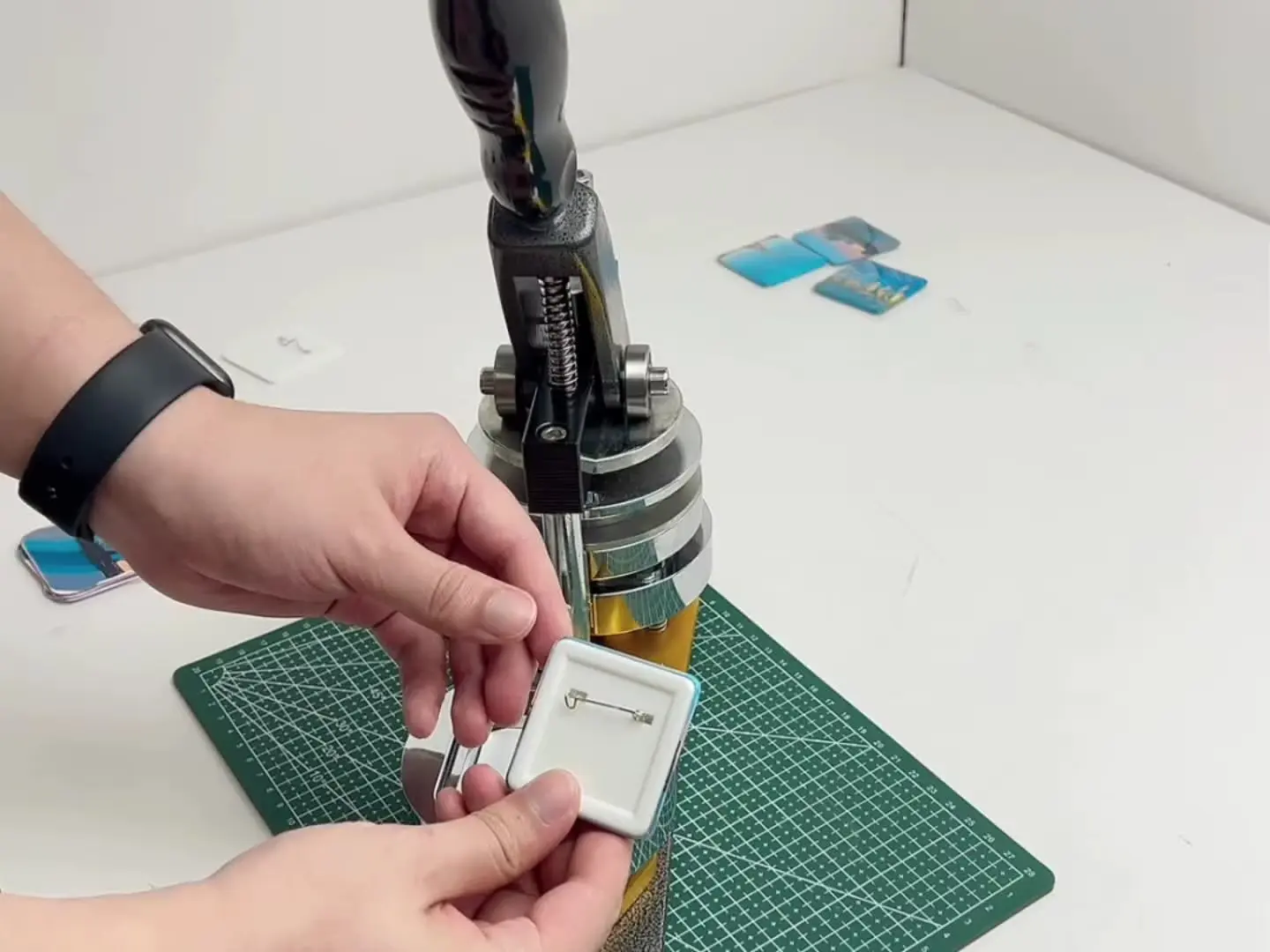 Professional 50mm 2.2 Inch Fridge Magnet Making Machine detail image 1